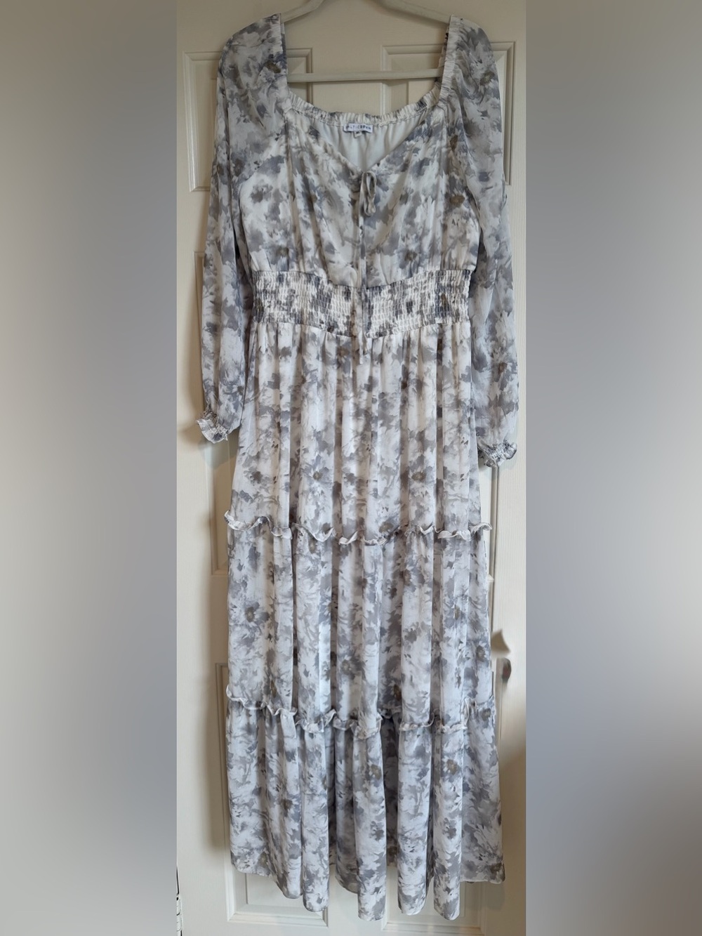 Baltic Born Tylene Maxi Dress Size XL EUC
Gray/Cream Floral with a Touch of Tan